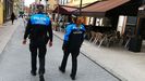 Policía Local Langreo.Dos policías locales patrullan entre las terrazas de la calle Celestino Cabeza, en la zona peatonal del centro del distrito de La Felguera