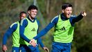 Alberto Reina, con Javi Lpez al fondo, en el entrenamiento del Real Oviedo