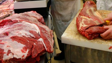 Imagen de archivo de carne de caballo en una carnicera 