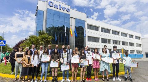 Autoridades e galardoados, na entrega de premios da ltima edicin, na sede de Calvo, en Carballo. 