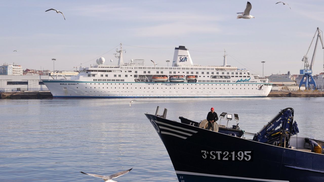 Departamento de costureras del Complejo Universitario de Ferrol.Jenny Quijozaca se asent� definitivamente en A Pobra hace tres a�os