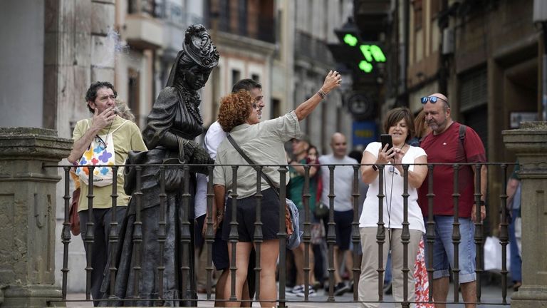 Turistas fotografiándose en el entorno de la catedral de Oviedo