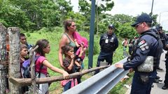 Policas mexicanos impiden a una familia de migrantes entrar por la frontera con Guatemala