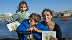 Pilar sostiene el libro «Lo inesperado» junto a sus hijos Aldán y Olivia