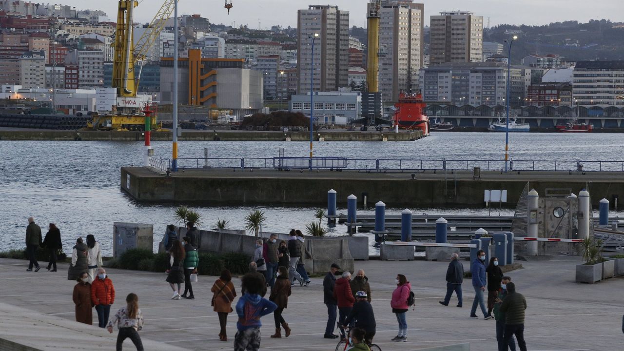 Atraca en A Coruña el Viking Sky, el primer crucero postpandemia.Descargas en el puerto de A Coruña