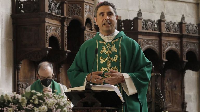 El burgalés Fernando García Cadiñanos, que cumple tres años al frente de la diócesis de Mondoñedo-Ferrol, en un acto celebrado en la iglesia de San Francisco, en Viveiro
