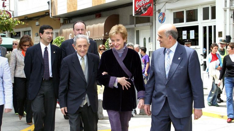 Isaac Díaz Pardo guía a Fernández de la Vega na súa visita a Rianxo en maio do 2005.