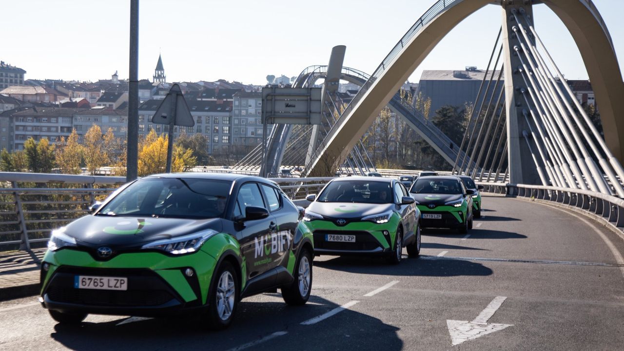 Veh�culos rotulados con la imagen corporativa de Mobify en Ourense.