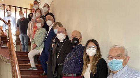 Representantes de la comisión permanente y de los técnicos de Cáritas acompañaron a Prieto en su recorrido por la sede donde, además de los servicios administrativos y sociales, están los de atención primaria, empleo e infantil. También asistieron el delegado episcopal y el consiliario y párroco de
Os Tilos.