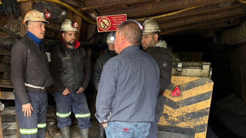 El secretario general del SOMA-FITAG-UGT, Jos� Luis Alperi, con los mineros encerrados Ibias