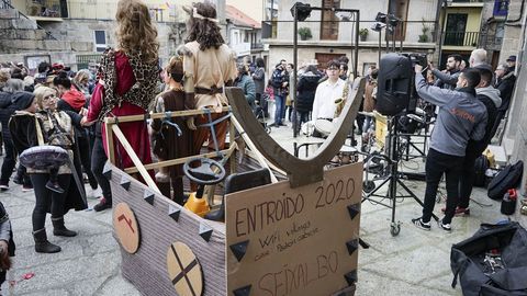 Domingo corredoiro y oleiro.En Seixalbo (Ourense), recogieron a sus mecos, Paquita y Nicanor y empezaron la troula con las charangas