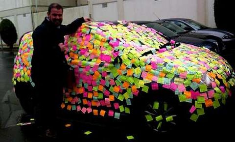 Enrique Vaqueiro se encontr dos mil mensajes de amor de su pareja cuando fue a coger el coche.