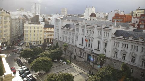 A la derecha, en una foto de archivo, la sede del Tribunal Superior de Xustiza de Galicia, donde se dictó la sentencia ahora recurrida