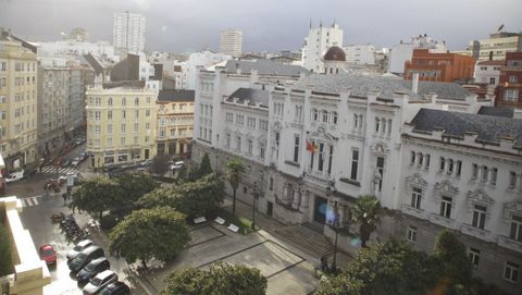 A la derecha, en una foto de archivo, la sede del Tribunal Superior de Xustiza de Galicia, donde se dict la sentencia ahora recurrida