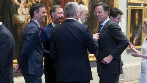 El primer ministro de Países Bajos, Mark Rutte, conversa con el presidente del Gobierno, Pedro Sánchez