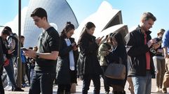 Varias personas se renen frente al Palacio de la pera de Sydney para jugar al Pokmon Go
