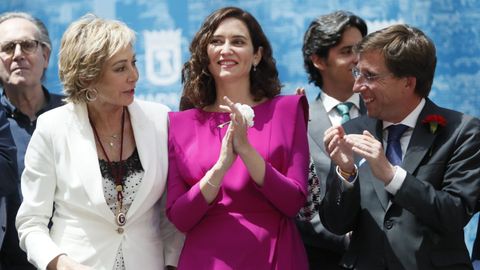 Ana Rosa Quintan con Isabel Díaz Ayuso, presidenta de la Comunidad de Madrid (PP) y José Luís Martínez-Almeida, alcalde de Madrid (PP) en un acto en las fiestas de San Isidro