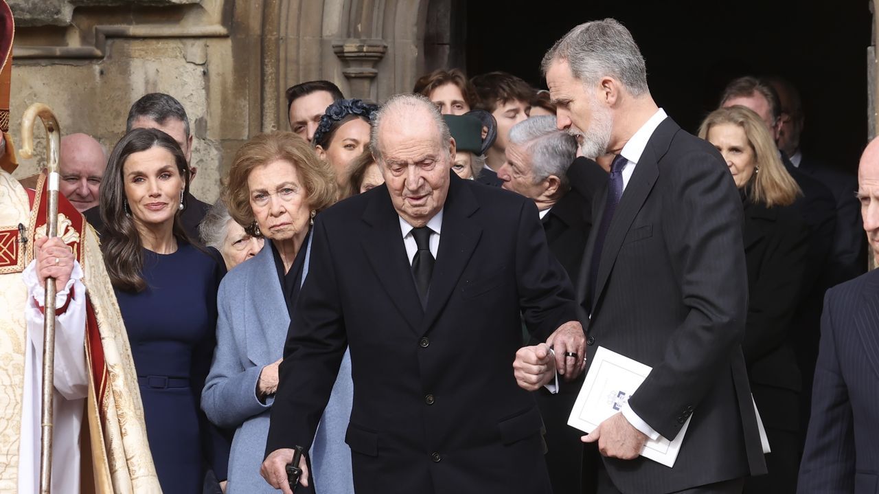 Felipe VI y Letizia se reencuentran con el rey Juan Carlos en el funeral de Constantino de Grecia en Windsor