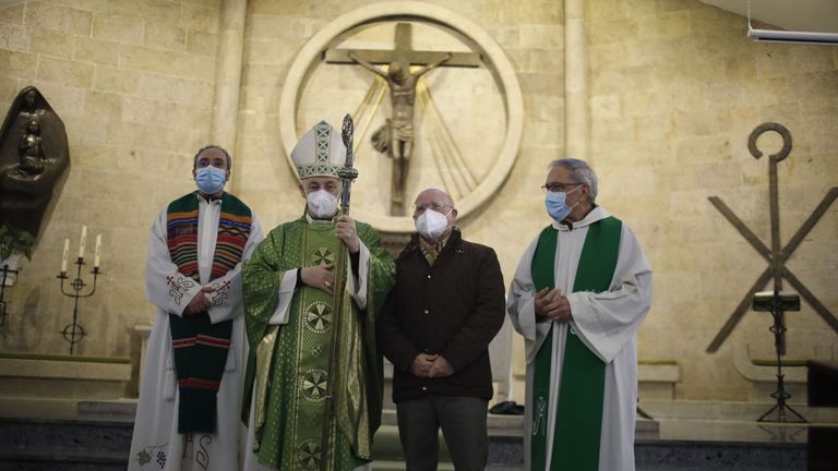 Mudarra con el obispo en la iglesia de San Francisco Javier