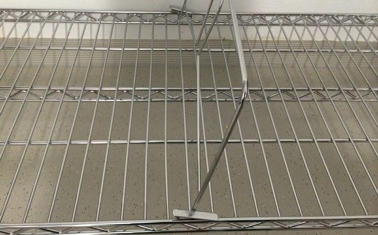 El sindicato CSIF acompañó estas fotografías de dos estanterías vacías que dice que son del HULA