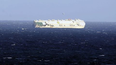 El mercante de bandera panamea est a la deriva desde hace una semana en el Golfo de Vizcaya tras sufrir una fuerte escora.