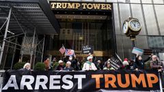 Manifestantes a favor y en contra de la imputacin del expresidente se concentraron frente a la Trump Tower en Nueva York.
