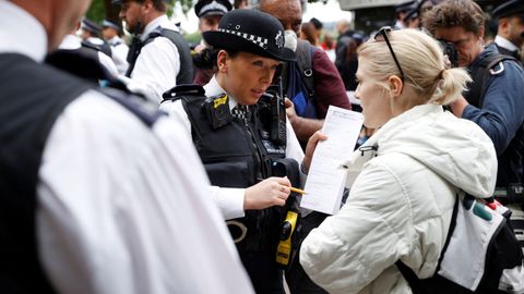 Cientos de manifestantes se citaron en el londinense parque de Hyde Park para protestar contra las restricciones impuestas a causa del coronavirus. La polica intervino y detuvo a varios activistas