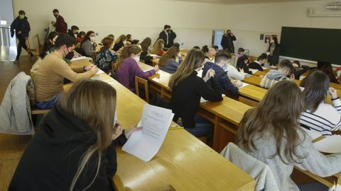 Alumnos accediendo a un examen en la facultade de Xornalismo de la USC