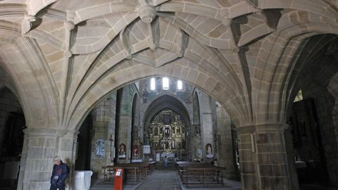 Nave central de la iglesia del monasterio de Santa María de Oia