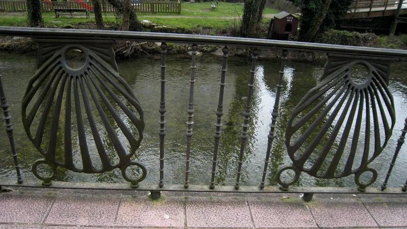 Carles Puyol, primero en la tercera fila por la izquierda, y David P�ez, segundo en la primera por la izquierda en el curso de directores deportivos que se celebra en la sede de la federaci�n en Las Rozas