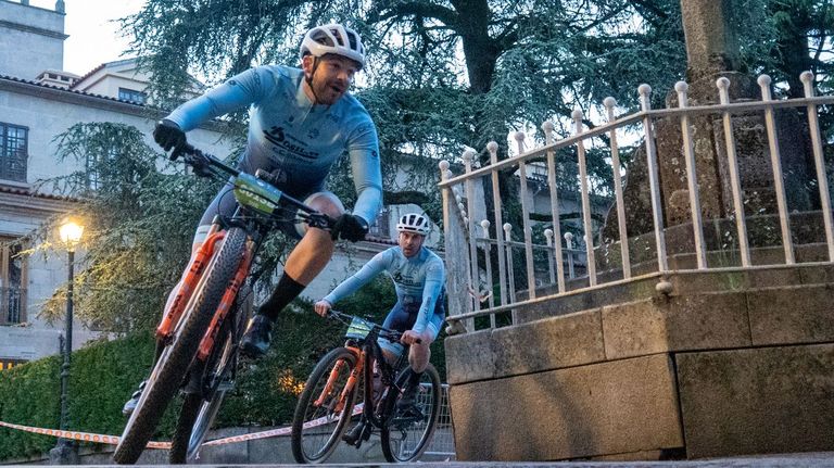 La carrera Costa Atlántica llena de ciclismo la zona monumental de Pontevedra