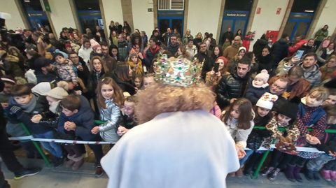 Gaspar saluda a los niños que lo esperaban a él a Gaspar y a Baltasar en la estación de Monforte