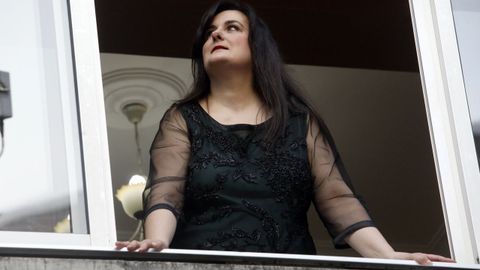 La soprano lucense María Lourdes Santos canta todos los días para sus vecinos de Lugo