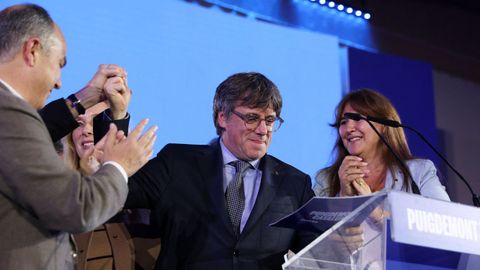 Carles Puigdemont, entre Jordi Turull y Laura Borrs, este domingo en Francia 