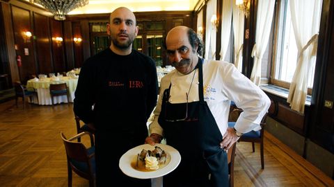 Cecilio Lera (derecha), cocinero de formacin, en una imagen de archivo tomada en A Corua.