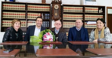 O alcalde, Alfonso Villares, e a concelleira Pilar Armada, agasallaron a Manuel Rivas Otero no concello.