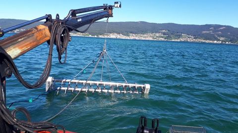 Prototipo de arado para trabajar en los bancos marisqueros de la ra de Pontevedra desde el barco de la lonja de Campelo
