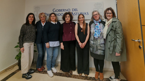 Las cinco representantes de la asociaic�n asturiana Madres Cuidadoras Pilar D�az,Marta del Arco, consejera de Derechos Sociales y Bienestar del Principado de Asturias