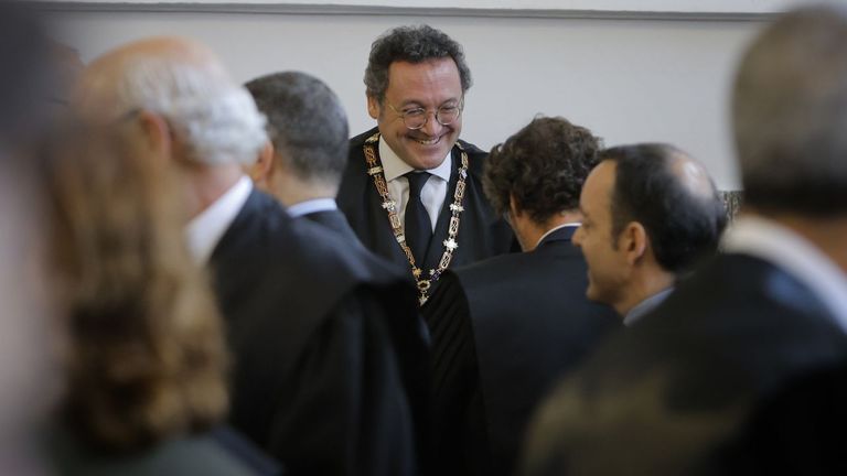 El difícil equilibrio entre acatar y criticar
