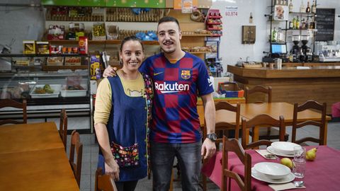 Natividad Domínguez y Cristian Fernández son madre e hijo y, desde el pasado mes de julio, son también socios. Juntos abrieron A cantina da Nati en Casaio, en Carballeda de Valdeorras.