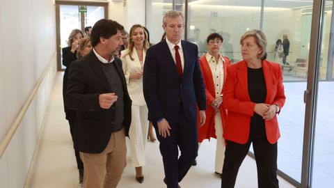 El presidente de la Xunta y la alcaldesa de Lugo, visitando las dependencias de la nueva residencia 