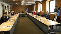 En la imagen, el presidente del Principado de Asturias, Adri�n Barb�n (en el centro), preside la reuni�n de balance de la misi�n comercial a M�xico celebrada en abril. Le acompa�an el consejero de Ciencia, Industria y Empleo, Borja S�nchez (a su derecha); el director de la Oficina Econ�mica de la Presidencia, Jos� Sicre (a su izquierda), y el director de Asturex, Bruno L�pez (a la izquierda de Jos� Sicre), adem�s de representantes de las instituciones y empresas que participaron en el viaje.