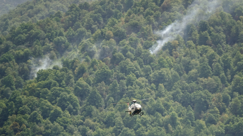 Un helic�ptero trata de extinguir el fuego de Daga�a (Asturias), a 21 de agosto de 2025, en Anllarinos del Sil, Le�n, Castilla y Le�n (Espa�a). El �ltimo balance de la situaci�n de incendios forestales del Servicio de Emergencias del Principado de Asturias