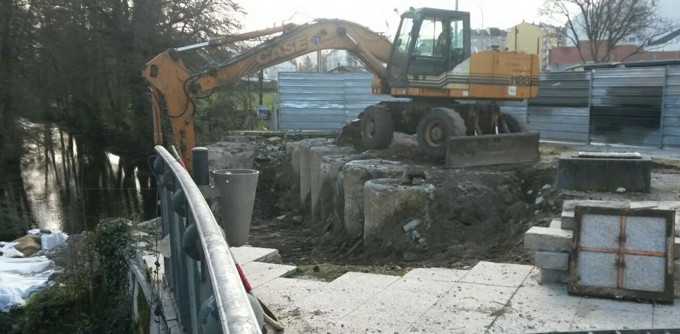 La excavadora ejecut� los trabajos para evitar posibles da�os en el estribo del puente. 