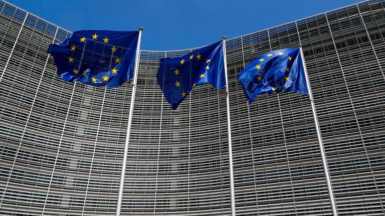 Bruselas dice que responderá «con firmeza» a los aranceles «injustificados» de Trump