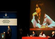 Imagen del 2009, en la que Massa presenta la ley de medios ante la atenta mirada de Cristina Fernndez