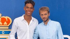 Etienne Eto'o en el Carlos Tartiere con su representante