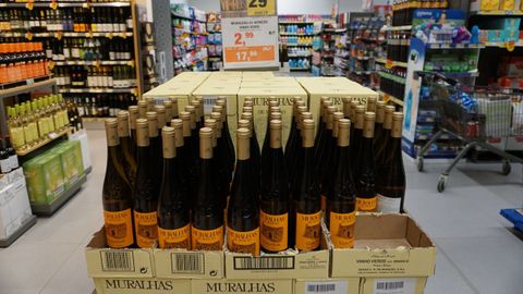 El vinho verde es la variedad ms propia de Portugal. En los supermercados se pueden conseguir muchas botellas de referencia por menos de tres euros.