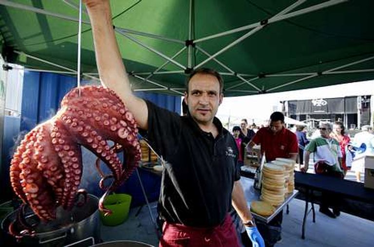 El pulpo fue el aperitivo de la verbena que clausuró las fiestas de Arteixo. 
