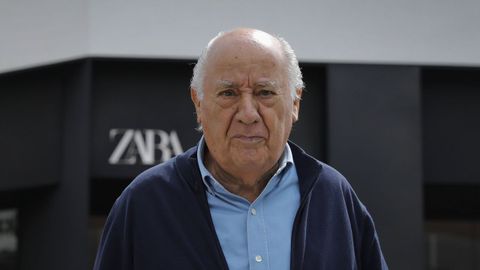 Amancio Ortega, durante una visita a una tienda de Zara en A Corua